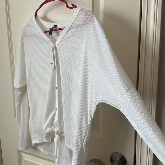 Francesca’s Relaxed Long Sleeve White Top - Picture 3 of 5